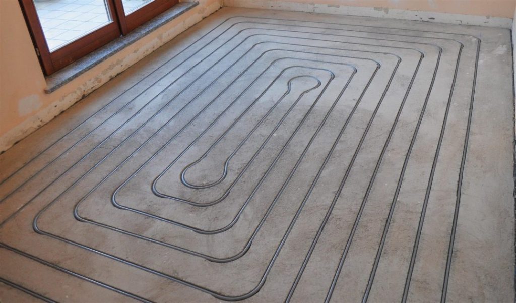 Schematische weergave van droogbouw vloerverwarming met verwarmingsbuizen op dekvloer