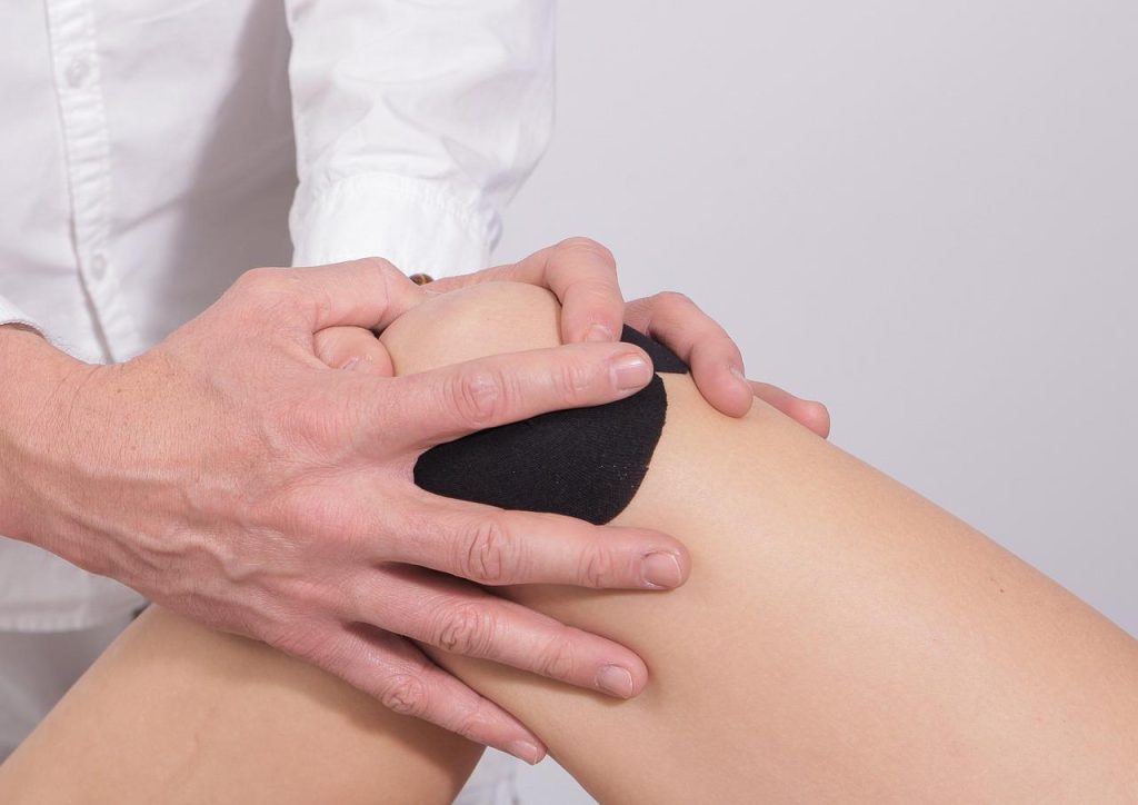 Fysiotherapeut begeleidt patiënt bij herstel na meniscus kijkoperatie met focus op terug naar sport