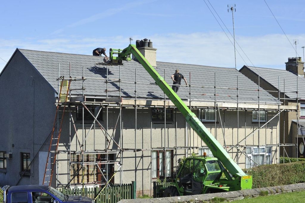 Montageproces van een professionele prefab dak met teamleden en geavanceerde technologie op de bouwplaats