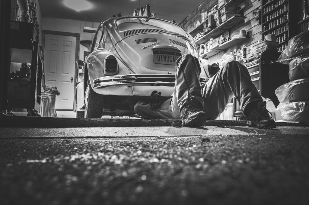 Auto reparatie in Waalwijk met vakkundig monteur die aan uw voertuig werkt