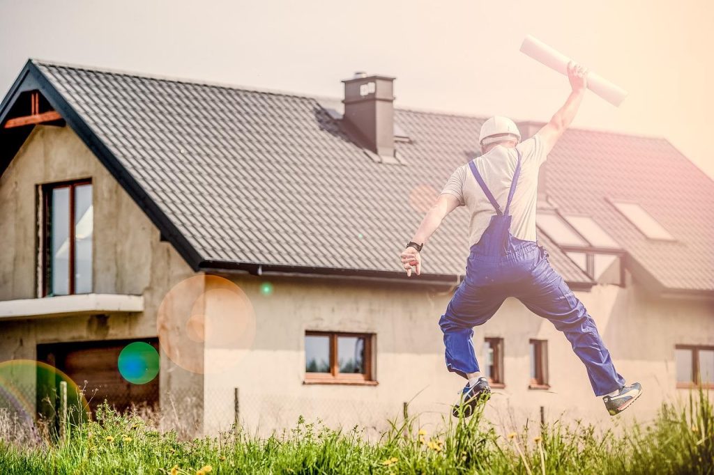 Illustratie van een duurzaam en comfortabel huis met zonnepanelen, goede isolatie en natuurlijke lichtbronnen
